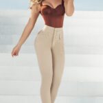 JEAN TIRO ALTO 5 BOTONES CON BORDADO EN PRETINA - REF: CHAMPAGNE